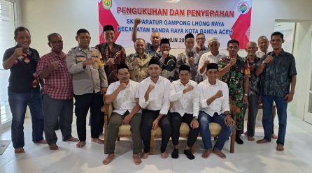 Keuchik Kukuhkan Aparatur Desa Di Aula Kantor Keuchik